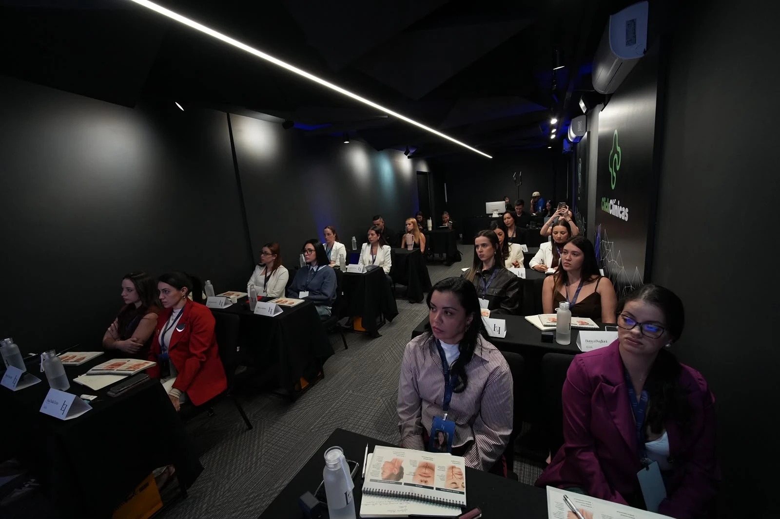 Participantes acompanhando um treinamento no auditório